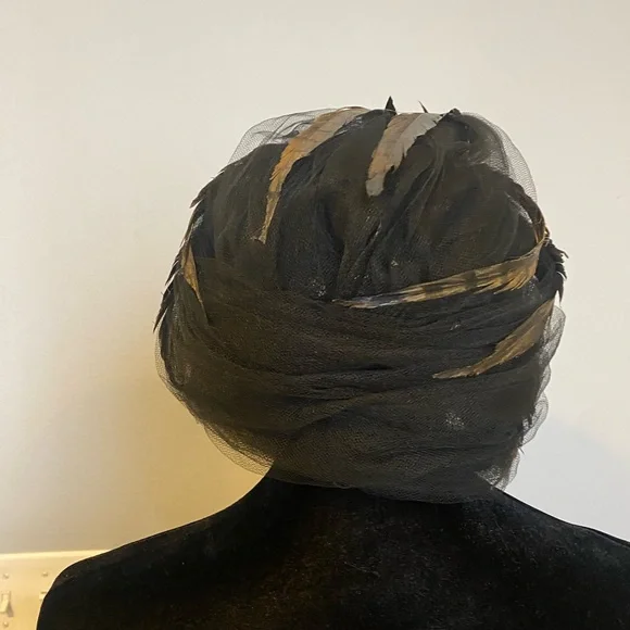 1960s Christian Dior Black Tulle Feather Turban Vintage - Picture 4 of 5
